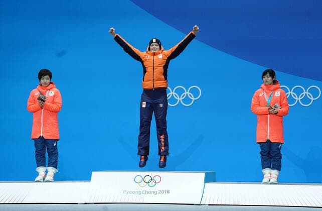 Olympia-Bilder des Tages - SPORT PyeongChang 2018 - Eisschnelllauf, Damen, 1000m, Siegerehrung Silver medalist Japan s Nao Kodaira (L), gold medalist Netherland s Jorien ter Mors (C), and bronze medalist Miho Takagi celebrate during the medal ceremony for the Ladies 1,000m Speed skating Eisschnelllauf during the Pyeongchang 2018 Winter Olympics in Pyeongchang, South Korea, on February 15, 2018.  OLY20180215379 KEVINxDIETSCH