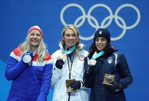 PyeongChang 2018, Ski Alpin, Riesenslalom der Damen, Siegerehrung Silver medalist Norway s Ragnhild Mowinckel (L), gold medalist American Mikaela Shiffrin, and bronze medalist Italy s Federica Brignone pose together during the medal ceremony for the Ladies Giant Slalom during the Pyeongchang 2018 Winter Olympics in Pyeongchang, South Korea, on February 15, 2018.  OLY20180215343 KEVINxDIETSCH