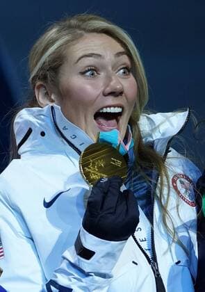 Olympia-Bilder des Tages - SPORT PyeongChang 2018, Ski Alpin, Riesenslalom der Damen, Siegerehrung Gold medalist American Mikaela Shiffrin celebrates during the medal ceremony for the Ladies Giant Slalom during the Pyeongchang 2018 Winter Olympics in Pyeongchang, South Korea, on February 15, 2018.  OLY20180215344 KEVINxDIETSCH