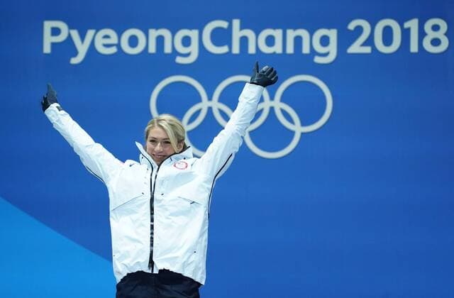Olympia-Bilder des Tages - SPORT PyeongChang 2018, Ski Alpin, Riesenslalom der Damen, Siegerehrung Gold medalist American Mikaela Shiffrin celebrates during the medal ceremony for the Ladies Giant Slalom during the Pyeongchang 2018 Winter Olympics in Pyeongchang, South Korea, on February 15, 2018.  OLY20180215353 KEVINxDIETSCH