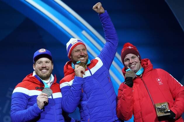 PyeongChang 2018, Ski Alpin, Abfahrt der Herren, Siegerehrung Silver medalist Norway s Kjetil Jansrud (L), gold medalist Norway s Aksel Lund Svindal (C), and bronze medalist Switzerlands Beat Feuz pose during the Men s Alpine Downhill Medal Ceremony during the Pyeongchang 2018 Winter Olympics in Pyeongchang, South Korea, on February 15, 2018.  OLY20180215359 KEVINxDIETSCH