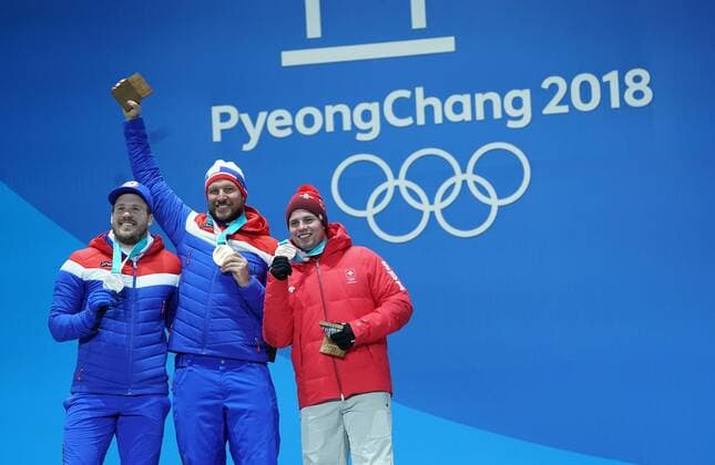 PyeongChang 2018, Ski Alpin, Abfahrt der Herren, Siegerehrung Silver medalist Norway s Kjetil Jansrud (L), gold medalist Norway s Aksel Lund Svindal (C), and bronze medalist Switzerlands Beat Feuz pose during the Men s Alpine Downhill Medal Ceremony during the Pyeongchang 2018 Winter Olympics in Pyeongchang, South Korea, on February 15, 2018.  OLY20180215360 KEVINxDIETSCH