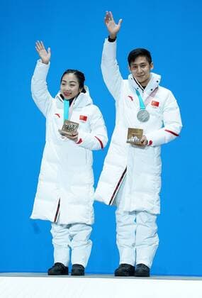 PyeongChang 2018, Eiskunstlauf, Paarlauf, Siegerehrung Silver medalist China s Wenjing Sui and Cong Han celebrate together during the medal ceremony for Pairs Figure skating Eiskunstlauf at the Pyeongchang 2018 Winter Olympics in Pyeongchang, South Korea, on February 15, 2018.  OLY20180215365 KEVINxDIETSCH