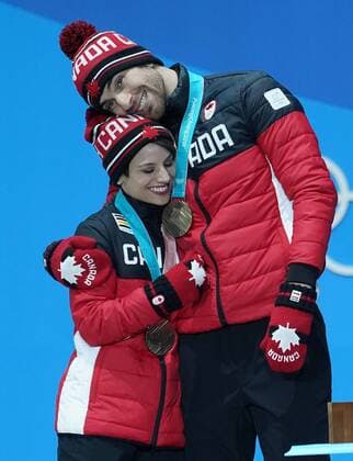 Olympia-Bilder des Tages - SPORT PyeongChang 2018, Eiskunstlauf, Paarlauf, Siegerehrung Bronze medalist Meagan Duhamel and Eric Redford embrace during the medal ceremony for Pairs Figure skating Eiskunstlauf at the Pyeongchang 2018 Winter Olympics in Pyeongchang, South Korea, on February 15, 2018.  OLY20180215366 KEVINxDIETSCH