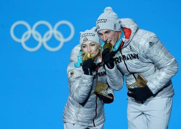 Olympia-Bilder des Tages - SPORT PyeongChang 2018, Eiskunstlauf, Paarlauf, Siegerehrung Gold medalist Germany s Aljona Savchenko and Bruno Massot celebrate during the medal ceremony for Pairs Figure skating Eiskunstlauf at the Pyeongchang 2018 Winter Olympics in Pyeongchang, South Korea, on February 15, 2018.  OLY20180215369 KEVINxDIETSCH