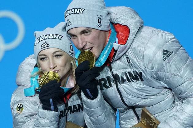 PyeongChang 2018, Eiskunstlauf, Paarlauf, Siegerehrung Gold medalist Germany s Aljona Savchenko and Bruno Massot celebrate during the medal ceremony for Pairs Figure skating Eiskunstlauf at the Pyeongchang 2018 Winter Olympics in Pyeongchang, South Korea, on February 15, 2018.  OLY20180215370 KEVINxDIETSCH