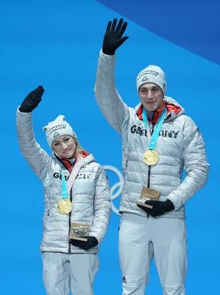 PyeongChang 2018, Eiskunstlauf, Paarlauf, Siegerehrung Gold medalist Germany s Aljona Savchenko and Bruno Massot celebrate during the medal ceremony for Pairs Figure skating Eiskunstlauf at the Pyeongchang 2018 Winter Olympics in Pyeongchang, South Korea, on February 15, 2018.  OLY20180215371 KEVINxDIETSCH