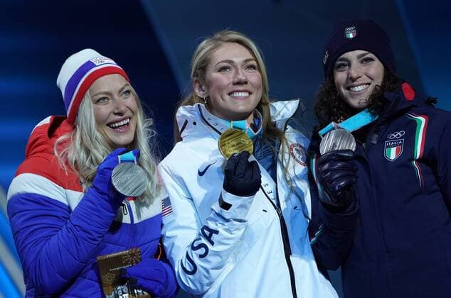 PyeongChang 2018, Ski Alpin, Riesenslalom der Damen, Siegerehrung Silver medalist Norway s Ragnhild Mowinckel (L), gold medalist American Mikaela Shiffrin, and bronze medalist Italy s Federica Brignone pose together during the medal ceremony for the Ladies Giant Slalom during the Pyeongchang 2018 Winter Olympics in Pyeongchang, South Korea, on February 15, 2018.  OLY20180215346 KEVINxDIETSCH