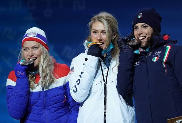 PyeongChang 2018, Ski Alpin, Riesenslalom der Damen, Siegerehrung Silver medalist Norway s Ragnhild Mowinckel (L), gold medalist American Mikaela Shiffrin, and bronze medalist Italy s Federica Brignone pose together during the medal ceremony for the Ladies Giant Slalom during the Pyeongchang 2018 Winter Olympics in Pyeongchang, South Korea, on February 15, 2018.  OLY20180215349 KEVINxDIETSCH