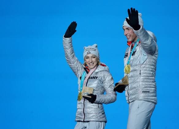 PyeongChang 2018, Eiskunstlauf, Paarlauf, Siegerehrung Gold medalist Germany s Aljona Savchenko and Bruno Massot wave during the medal ceremony for Pairs Figure skating Eiskunstlauf at the Pyeongchang 2018 Winter Olympics in Pyeongchang, South Korea, on February 15, 2018.  OLY20180215368 KEVINxDIETSCH