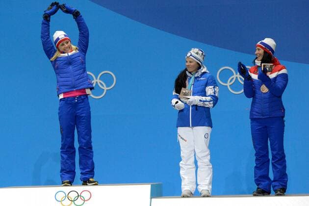 PyeongChang 2018, Langlauf, 10km Freistil der Damen, Siegerehrung February 15, 2018 - Pyeongchang, South Korea - RAGNHLD HAGA of Norway celebrates receiving the gold medal for the Ladies 10km Free cross-country event In the PyeongChang Olympic Games Olympische Spiele Olympia OS PyeongChang 18: Cross Country Skiing Women - ZUMAl132 20180215_zap_l132_027 Copyright: xChristopherxLevyx