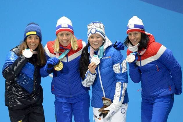 Olympia-Bilder des Tages - SPORT PyeongChang 2018, Langlauf, 10km Freistil der Damen, Siegerehrung February 15, 2018 - Pyeongchang, South Korea - (shown left to right ) CHARLOTTE KALLA of Sweden , RAGNHLD HAGA of Norway , KRISTA PARMAKOSKI of Finland and MARIT BJORGEN of Norway with their medals from the Ladies 10km Free cross-country event In the PyeongChang Olympic Games Olympische Spiele Olympia OS PyeongChang 18: Cross Country Skiing Women - ZUMAl132 20180215_zap_l132_029 Copyright: xChristopherxLevyx