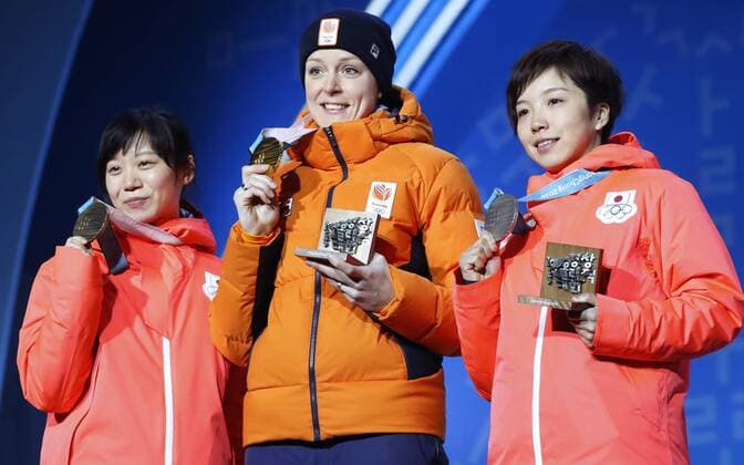 PyeongChang 2018 - Eisschnelllauf, Damen, 1000m, Siegerehrung Pyeongchang Olympics Women s 1,000-meter Speed skating Eisschnelllauf gold medalist Jorien ter Mors (C) of the Netherlands, silver medalist Nao Kodaira (R) and bronze medalist Miho Takagi, both of Japan, pose at the medal ceremony at the Winter Olympics in Pyeongchang, South Korea, on Feb. 15, 2018.