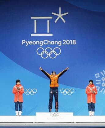 Olympia-Bilder des Tages - SPORT PyeongChang 2018 - Eisschnelllauf, Damen, 1000m, Siegerehrung Pyeongchang Olympics Women s 1,000-meter Speed skating Eisschnelllauf gold medalist Jorien ter Mors (C) of the Netherlands, silver medalist Nao Kodaira (L) and bronze medalist Miho Takagi, both of Japan, attend the medal ceremony at the Winter Olympics in Pyeongchang, South Korea, on Feb. 15, 2018.
