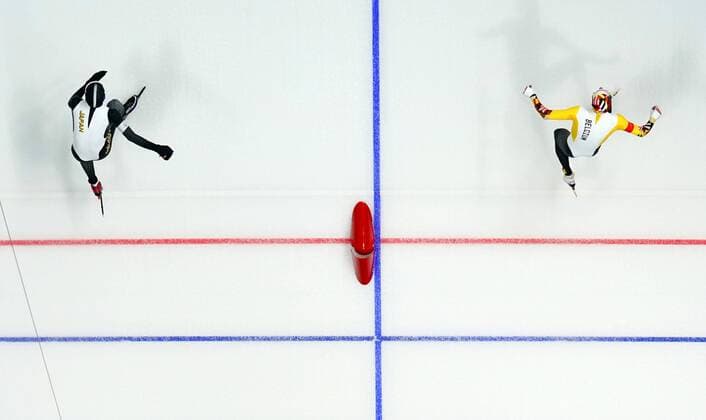 Olympia-Bilder des Tages - SPORT Pyeongchang Olympics Ryosuke Tsuchiya of Japan (L) and Bart Swings of Belgium start in the men s 10,000-meter Speed skating Eisschnelllauf race at the Pyeongchang Winter Olympics in Gangneung, South Korea, on Feb. 15, 2018. 