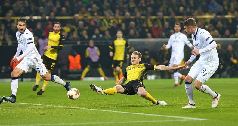 15 02 2018 football UEFA Cup 2017 2018 second round Borussia Dortmund Atalanta Bergamo in the Signal Iduna Park, Dortmund goal 1 0 v l Rafael Toloi Atalanta Bergamo scorer Andre Schürrle Dortmund against Hans Hateboer Atalanta Bergamo