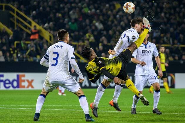 Michy Batshuayi Borussia Dortmund 44 with a bicycle kick against Mattia Caldara Atalanta Bergamo 13 at the Europa League match between Borussia Dortmund and Atalanta Bergamo 15 02 2018 Dortmund Copyright: xSchuelerx xEibnerx-xPressefotox EP_EER
