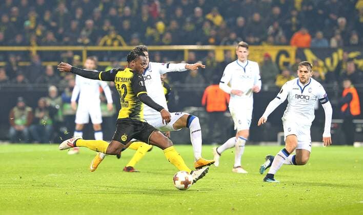 15 02 2018 football UEFA Cup 2017 2018 second round Borussia Dortmund Atalanta Bergamo in the Signal Iduna Park, Dortmund goal 3 2 v l scorer Michy Batshuayi Dortmund against Jose Luis Palomino Atalanta Bergamo