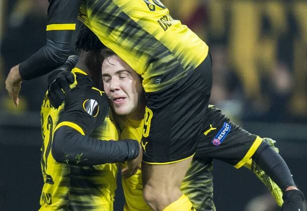 Fußball: UEFA Europa League, EL, Saison 2017 2018, Zwischenrunde, Borussia Dortmund - Atalanta Bergamo in Dortmund (Nordrhein-Westfalen). Dortmunds Mario Götze Goetze wird beim Torjubel eingequetscht. Copyright: xKirchner DavidxInderliedx