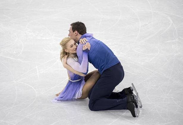 Cheers Aljona SAVCHENKO Bruno MASSOT Germany Olympic champion sitting on the ice 1 place winner Olympic gold medallist figure skating pairs free skate pair skating free skating on 15 02 2018 Winter Olympics 2018 from 09 02 25 02 2018 in PyeongChang Korea Â