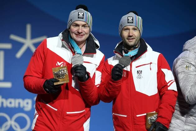 OLYMPICS - 2018 Winter Olympics PYEONGCHANG,SOUTH KOREA,16.FEB.18 - OLYMPICS, LUGE - Olympic Winter games Winterspiele Spiele Summer games PyeongChang 2018, Medals Plaza, doubles, men, award ceremony. Image shows Peter Penz and Georg Fischler (AUT). GEPAxpictures xMathiasxMandl