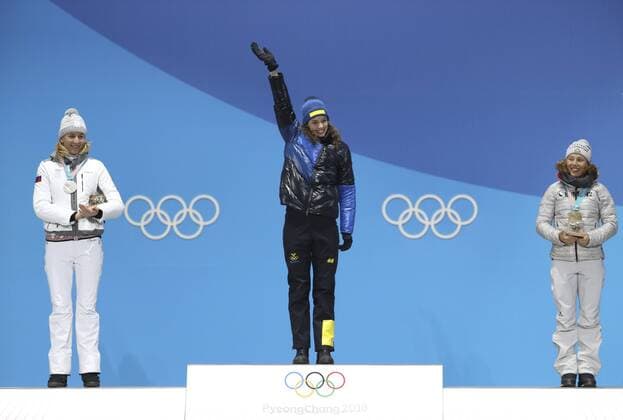 (180216) -- PYEONGCHANG, Feb. 16, 2018 -- Gold medalist Hanna Oeberg from Sweden (C), silver medalist Anastasiya Kuzmina from Slovakia (L) and bronze medalist Laura Dahlmeier from Germany pose for photos during medal ceremony of the women s 15km individual of biathlon at the 2018 PyeongChang Winter Olympic Games Olympische Spiele Olympia OS at Medal Plaza, PyeongChang, South Korea, Feb. 16. 2018. ) (SP)OLY-SOUTH KOREA-PYEONGCHANG-BIATHLON-WOMEN S 15KM INDIVIDUAL-MEDAL CEREMONY BaixXuefei 