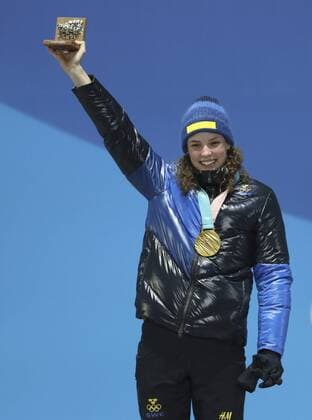 (180216) -- PYEONGCHANG, Feb. 16, 2018 -- Gold medalist Hanna Oeberg from Sweden poses for photos during medal ceremony of the women s 15km individual of biathlon at the 2018 PyeongChang Winter Olympic Games Olympische Spiele Olympia OS at Medal Plaza, PyeongChang, South Korea, Feb. 16. 2018. ) (SP)OLY-SOUTH KOREA-PYEONGCHANG-BIATHLON-WOMEN S 15KM INDIVIDUAL-MEDAL CEREMONY BaixXuefei 