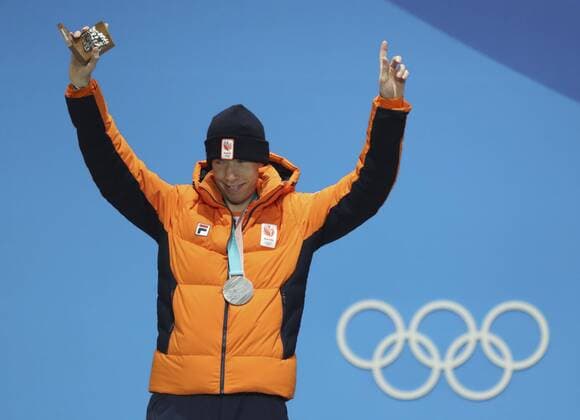 (180216) -- PYEONGCHANG, Feb. 16, 2018 -- Second-placed Jorrit Bergsma of the Netherlands poses for photos during medal ceremony of men s 10000m event of Speed skating Eisschnelllauf at 2018 PyeongChang Winter Olympic Games Olympische Spiele Olympia OS at Medal Plaza, PyeongChang, South Korea, Feb. 16, 2018. ) (SP)OLY-SOUTH KOREA-PYEONGCHANG-SPEED SKATING-MEN S 10000M-MEDAL CEREMONY BaixXuefei 