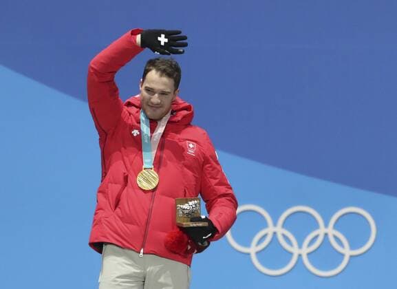(180216) -- PYEONGCHANG, Feb. 16, 2018 -- Champion Dario Cologna of Switzerland poses for photos during medal ceremony of men s 15km free event of cross country skiing at 2018 PyeongChang Winter Olympic Games Olympische Spiele Olympia OS at Medal Plaza, PyeongChang, South Korea, Feb. 16, 2018. ) (SP)OLY-SOUTH KOREA-PYEONGCHANG-CROSS COUNTRY SKIING-MEN S 15KM FREE-MEDAL CEREMONY BaixXuefei 