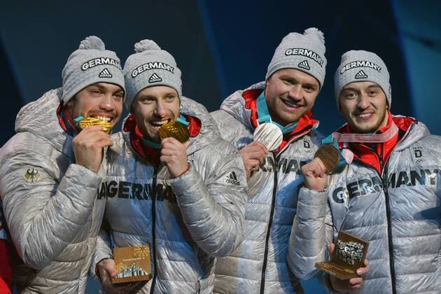 v li Tobias WENDL Tobias ARLT GER gold medal medal Olympic Champion Toni Eggert Sascha Bahri GER with bronze medal Olympic Luge doubles men Luge doubles victory ceremony PyeongChang Olympic medals Plaza ceremony on 16 02 2018 Olympic Winter Olympics 2018 from 09 02 25 02 2018 in PyeongChang of South Korea
