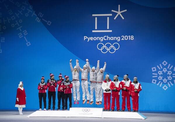 Olympia-Bilder des Tages - SPORT Gold medalist (C) Germany s Natalie Geisenberger, Johannes Ludwig, Tobias Wendl and Tobias Arlt jump in celebration alongside, silver medalist (L) Canada s Alex Gough, Sam Edney, Tristan Walker and Justin Snith, and bronze medalist Austria s Madeleine Egle, David Gleirscher, Peter Penz and Georg Fischler during the medal ceremony for Luge Team Relay at the Pyeongchang 2018 Winter Olympics in Pyeongchang, South Korea, on February 16, 2018.  OLY20180216353 KEVINxDIETSCH