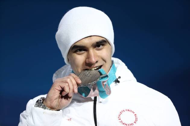 Olympia-Bilder des Tages - SPORT PYEONGCHANG, SOUTH KOREA - FEBRUARY 16, 2018: Olympic Athlete from Russia Nikita Tregubov poses with his bronze medal at a victory ceremony for the men s skeleton event at the 2018 Winter Olympic Games Olympische Spiele Olympia OS at Medal Plaza. Valery Sharifulin TASS  TS0743AA