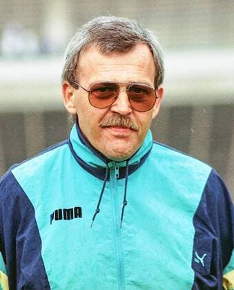 From 2 BL season 1989 1990 Hannover 96 red against the VfL Osnabrück 1 1 13 05 1990 at Niedersachsen Stadium In the photo VfL coach Friedel Hoppe