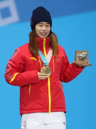 (180217) -- PYEONGCHANG, Feb. 17, 2018 --Third-placed Kong Fanyu of China poses for photos during the medal ceremony of ladies aerials of freestyle skiing at 2018 PyeongChang Winter Olympic Games Olympische Spiele Olympia OS at the Medal Plaza in PyeongChang, South Korea, on Feb. 17, 2018. ) (SP)OLY-SOUTH KOREA-PYEONGCHANG-FREESTYLE SKIING-LADIES AERIALS-MEDAL CEREMONY WuxZhuang 
