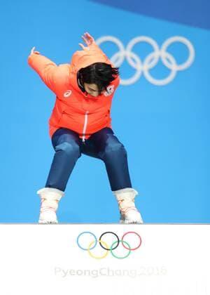 Olympia-Bilder des Tages - SPORT (180217) -- PYEONGCHANG, Feb. 17, 2018 -- Gold medalist Yuzuru Hanyu of Japan jumps onto podium during medal ceremony of men s single skating of Figure skating Eiskunstlauf at the 2018 PyeongChang Winter Olympic Games Olympische Spiele Olympia OS at the Medal Plaza in PyeongChang, South Korea, on Feb. 17, 2018. ) (SP)OLY-SOUTH KOREA-PYEONGCHANG-FIGURE SKATING-MEN S SINGLE SKATING-MEDAL CEREMONY WuxZhuang 