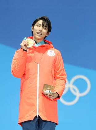 (180217) -- PYEONGCHANG, Feb. 17, 2018 -- Gold medalist Yuzuru Hanyu of Japan poses for photos during medal ceremony of men s single skating of Figure skating Eiskunstlauf at the 2018 PyeongChang Winter Olympic Games Olympische Spiele Olympia OS at the Medal Plaza in PyeongChang, South Korea, on Feb. 17, 2018. ) (SP)OLY-SOUTH KOREA-PYEONGCHANG-FIGURE SKATING-MEN S SINGLE SKATING-MEDAL CEREMONY WuxZhuang 