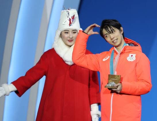 Olympia-Bilder des Tages - SPORT (180217) -- PYEONGCHANG, Feb. 17, 2018 -- Gold medalist Yuzuru Hanyu of Japan reacts during medal ceremony of men s single skating of Figure skating Eiskunstlauf at the 2018 PyeongChang Winter Olympic Games Olympische Spiele Olympia OS at the Medal Plaza in PyeongChang, South Korea, on Feb. 17, 2018. ) (SP)OLY-SOUTH KOREA-PYEONGCHANG-FIGURE SKATING-MEN S SINGLE SKATING-MEDAL CEREMONY WuxZhuang 