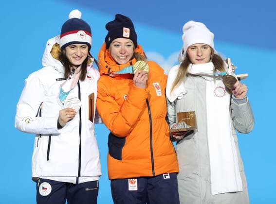 (180217) -- PYEONGCHANG, Feb. 17, 2018 -- Champion Esmee Visser from the Netherlands (C), second-placed Martina Sablikova of Czech Republic (L) and third-placed Olympic athlete from Russia Natalia Voronina pose for photos during the medal ceremony of ladies 5000m event of Speed skating Eisschnelllauf at 2018 PyeongChang Winter Olympic Games Olympische Spiele Olympia OS at the Medal Plaza in PyeongChang, South Korea, on Feb. 17, 2018. ) (SP)OLY-SOUTH KOREA-PYEONGCHANG-SPEED SKATING-LADIES 5000M-MEDAL CEREMONY WuxZhuang 