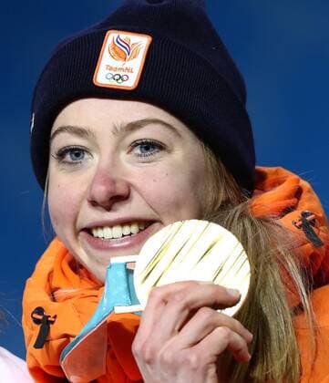 PYEONGCHANG, SOUTH KOREA â€“ FEBRUARY 17, 2018: Speed skater Esmee Visser of the Netherlands poses with her gold medal at a victory ceremony for the ladies 5000m Speed skating Eisschnelllauf at the 2018 Winter Olympic Games Olympische Spiele Olympia OS Valery Sharifulin TASS  TS07458C