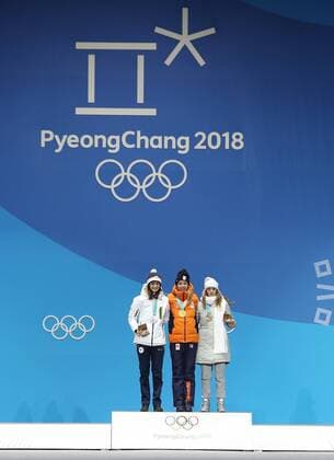 (180217) -- PYEONGCHANG, Feb. 17, 2018 -- Champion Esmee Visser from the Netherlands (C), second-placed Martina Sablikova of Czech Republic (L) and third-placed Olympic athlete from Russia Natalia Voronina pose for photos during the medal ceremony of ladies 5000m event of Speed skating Eisschnelllauf at 2018 PyeongChang Winter Olympic Games Olympische Spiele Olympia OS at the Medal Plaza in PyeongChang, South Korea, on Feb. 17, 2018. ) (SP)OLY-SOUTH KOREA-PYEONGCHANG-SPEED SKATING-LADIES 5000M-MEDAL CEREMONY WuxZhuang 