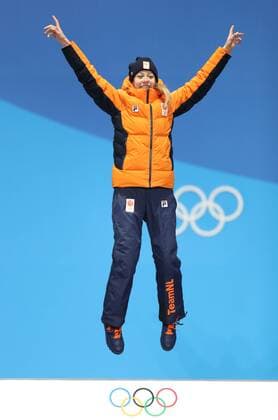 (180217) -- PYEONGCHANG, Feb. 17, 2018 -- Champion Esmee Visser from the Netherlands celebrates during the medal ceremony of ladies 5000m event of Speed skating Eisschnelllauf at 2018 PyeongChang Winter Olympic Games Olympische Spiele Olympia OS at the Medal Plaza in PyeongChang, South Korea, on Feb. 17, 2018. ) (SP)OLY-SOUTH KOREA-PYEONGCHANG-SPEED SKATING-LADIES 5000M-MEDAL CEREMONY WuxZhuang 