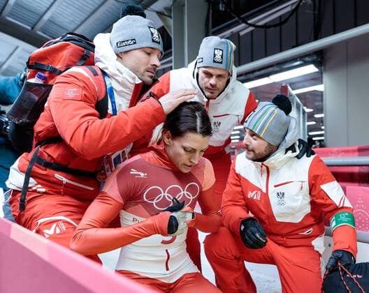PyeongChang 2018 - Highlights der Olympischen Spiele Themen der Woche - SPORT Olympia-Bilder des Tages - SPORT 17.02.2018, Olympic Sliding Centre, Pyeongchang, KOR, PyeongChang 2018, Skeleton, Damen, 4. Lauf, im Bild Janine Flock (AUT) mit ihrem Team Janine Flock of Austria with her Team reacts after the ladie s Skeleton heat 4 competition of the Pyeongchang 2018 Winter Olympic Games Olympische Spiele Olympia OS at the Olympic Sliding Centre in Pyeongchang, South Korea on 2018 02 17. Pyeongchang *** 17 02 2018 Olympic sliding centre PyeongChang KOR PyeongChang 2018 skeleton women s 4 barrel pictured Janine flock AUT with their team Janine flock of Austria with her team reacts after the ladie s skeleton heat 4 competition of the PyeongChang 2018 Winter Olympic Games at the Olympic sliding C. entre in PyeongChang of South Korea on 2018 02 17 PyeongChang  EP_gro  