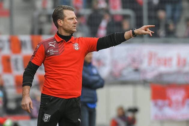 Rico Schmitt Chief Trainer HFC gives instructions in game HFC Hallescher FC vs Karlsruhe SC copyright xVIADATA xHolgerxJohn Halle Saale, Sachsen Anhalt Germany