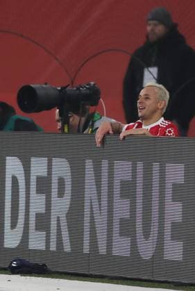 Rafinha FC Bayern München plummets over the gang