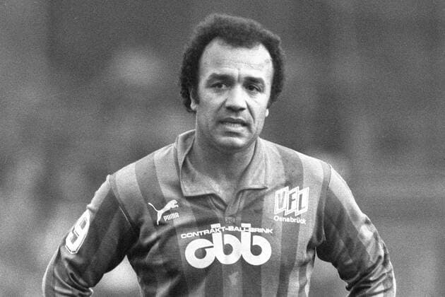Aus 2. BL Saison 1982 1983 VfL Osnabrück (dunkle Hose) gegen den FC Augsburg 2:0 am 22.01.1983. Im Foto: VfL Spieler Erwin Kostedde. *** From 2 BL season 1982 1983 VfL Osnabrück dark pants against FC Augsburg 2 0 22 01 1983 In the photo VfL player Erwin Kostedde