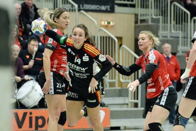Sanne Hoekstra HSG Bensheim Auerbach when throwing M Laura Nicoleta Vasilescu HSG bad Wildungen vipers L and Miranda Schmidt seals HSG bad Wildungen vipers R handball 1 Bundesliga women HSG bad Wildungen vipers vs HSG Bensheim Auerbach 17 02 2018 bad Wildungen Copyright: xEIBNER RolandxSippelx EP_RSL
