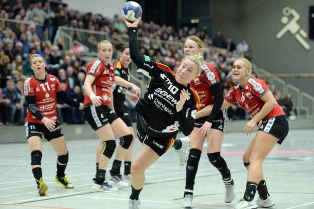 Caroline Thomas HSG Bensheim Auerbach during the cast Anouk Nieuwenweg HSG bad Wildungen vipers R Miranda Schmidt seals HSG bad Wildungen vipers L Tamara Haggerty HSG bad Wildungen vipers 2 v R handball 1 Bundesliga women HSG bad Wildungen vipers vs HSG Bensheim Auerbach 17 02 2018 bath Wildungen Copyright: xEIBNER RolandxSippelx EP_RSL