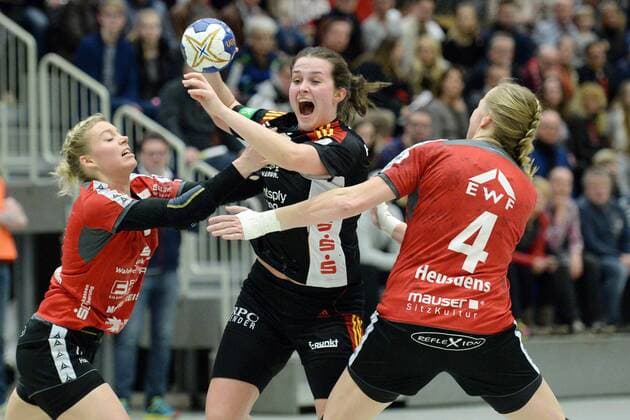 Lisa Friedberger HSG Bensheim Auerbach M casting Miranda Schmidt seals HSG bad Wildungen vipers L Sabine Heusdens HSG bad Wildungen vipers NR 4 handball 1 Bundesliga women HSG bad Wildungen vipers vs HSG Bensheim Auerbach 17 02 2018 bad Wildungen Copyright: xEIBNER RolandxSippelx EP_RSL