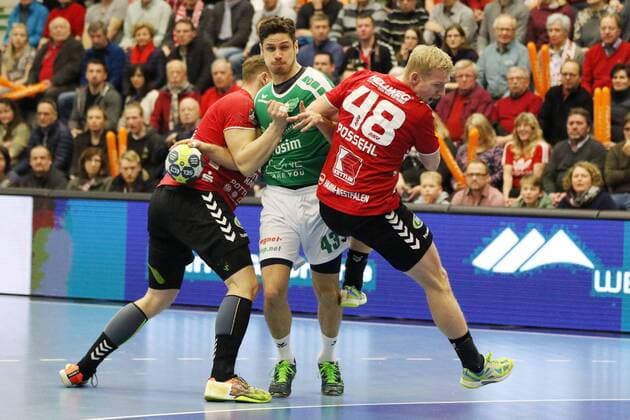 Benedikt Brielmeier DJK Rimpar wolves 43 against Jakob Schwabe ASV Hamm Westphalia 11 left and Julian Possehl ASV Hamm Westphalia 48 right ASV Hamm Westphalia vs DJK Rimpar wolves 2 handball Bundesliga 17 02 2018 Hamm Copyright: xEIBNER JanxStrohdiekx EP_JSK