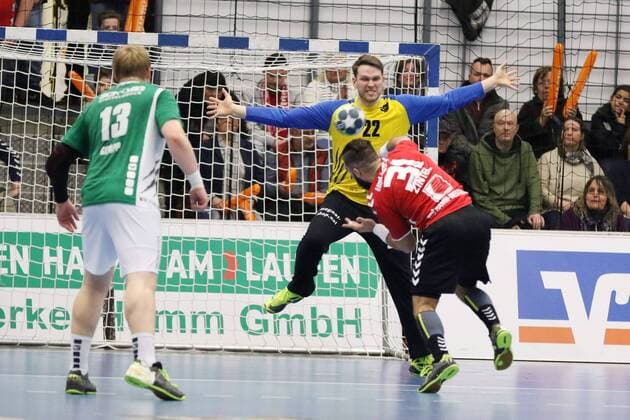 Bjoern Zintel ASV Hamm Westphalia 31 a seven-meter runs against Max Bappy DJK Rimpar wolves 22 left Patrick Gempp DJK Rimpar wolves 13 ASV Hamm Westphalia vs DJK Rimpar wolves 2 handball Bundesliga 17 02 2018 Hamm Copyright: xEIBNER JanxStrohdiekx EP_JSK